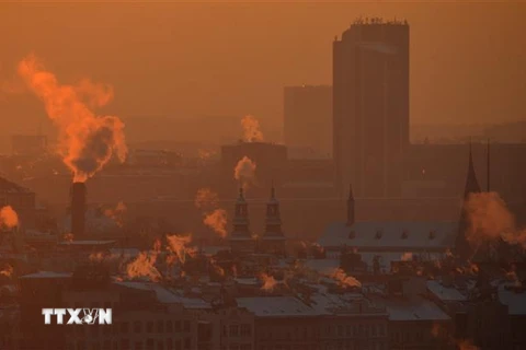 Khói bốc lên từ ống khói của các ngôi nhà ở Prague, Séc. (Ảnh: AFP/TTXVN) 