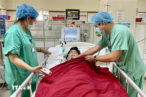 Một nạn nhân bị thương nặng đang được điều trị tích cực tại Khoa Gây mê hồi sức, Bệnh viện Trung ương Huế. (Ảnh: TTXVN phát) 