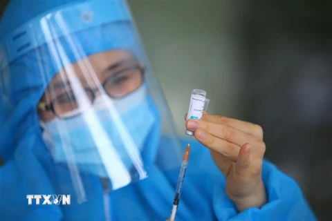 Nhân viên y tế chuẩn bị vaccine để tiêm cho người dân. (Ảnh: Hoàng Hiếu/TTXVN) 