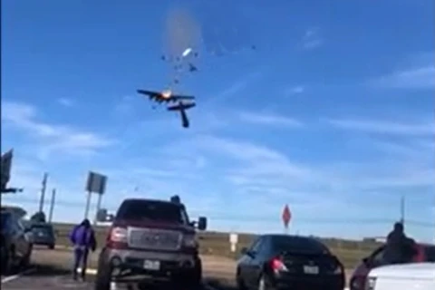 Hai máy bay đâm vào nhau trên không trung. (Nguồn: Scramble)