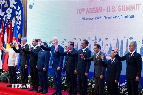 Các nhà lãnh đạo chụp ảnh chung tại Hội nghị Cấp cao Hiệp hội Các quốc gia Đông Nam Á (ASEAN) và Mỹ ở Phnom Penh, Campuchia ngày 12/11/2022. (Ảnh: AFP/TTXVN)