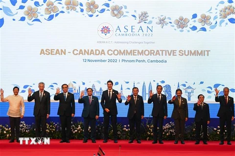 Các nhà lãnh đạo chụp ảnh chung tại Hội nghị Cấp cao Hiệp hội Các quốc gia Đông Nam Á (ASEAN) và Canada ở Phnom Penh, Campuchia ngày 12/11/2022. (Ảnh: AFP/TTXVN) 