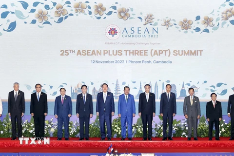 Thủ tướng Trung Quốc Lý Khắc Cường (thứ 5, phải), Thủ tướng Nhật Bản Kishida Fumio (thứ 5, trái) và Tổng thống Hàn Quốc Yoon Suk-yeol (thứ 6, trái) và các nhà lãnh đạo ASEAN chụp ảnh chung tại Hội nghị Cấp cao ASEAN+3 ở Phnom Penh, Campuchia, ngày 12/11/2