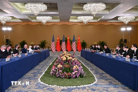 Tổng thống Mỹ Joe Biden (trái, giữa) và Chủ tịch Trung Quốc Tập Cận Bình (phải, giữa) tại cuộc gặp trước thềm Hội nghị thượng đỉnh G20 ở Bali, Indonesia, ngày 14/11/2022. (Ảnh: AFP/TTXVN)