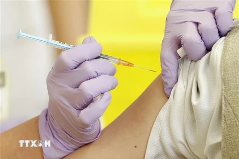 Nhân viên y tế tiêm vaccine phòng COVID-19 cho người dân tại Yatsushiro, tỉnh Kumamoto, Nhật Bản. (Ảnh: Kyodo/ TTXVN) 