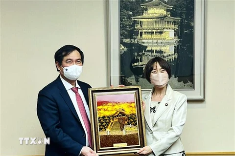 Phó Trưởng Ban Tuyên giáo Trung ương Phan Xuân Thủy tặng quà lưu niệm Phó Chủ tịch Đảng Cộng sản Nhật Bản Tamuro Tomoko. (Ảnh: TTXVN phát)