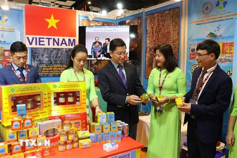 Đại sứ Việt Nam tại Ấn Độ Nguyễn Thanh Hải thăm gian hàng trưng bày sản phẩm của Công ty Cổ phần Nước giải khát Sanest Khánh Hòa. (Ảnh: Ngọc Thúy/TTXVN) 
