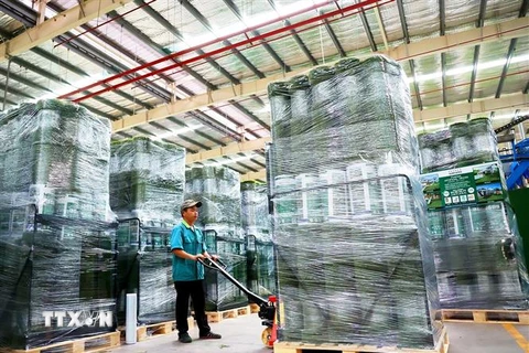 Công ty trách nhiệm hữu hạn CCGrass Việt Nam, chuyên sản xuất thảm cỏ nhân tạo, có vốn nước ngoài đầu tư tại khu công nghiệp Phước Đông, huyện Gò Dầu, tỉnh Tây Ninh. (Ảnh: Hồng Đạt/TTXVN)