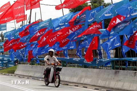 Những lá cờ tranh cử của các đảng phái chính trị tại Malaysia được trang trí trên cầu tại Gugusan Manjoi, Tambun - Ipoh - Malaysia. (Ảnh: TTXVN phát) 