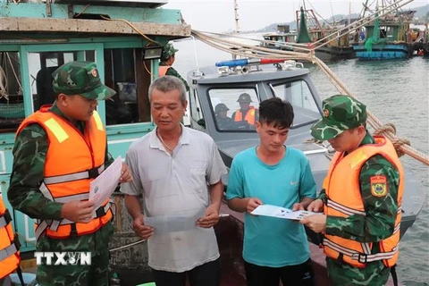 Lực lượng Bộ đội biên phòng Quảng Ninh tuyên truyền cho người dân không thực hiện khai thác thủy sản trái phép làm ảnh hưởng đến môi trường biển. (Ảnh: TTXVN phát) 