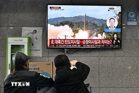 Người dân trên đảo Ulleungdo (Hàn Quốc) theo dõi qua truyền hình về vụ phóng tên lửa của Triều Tiên, ngày 9/11/2022. (Ảnh: AFP/TTXVN) 