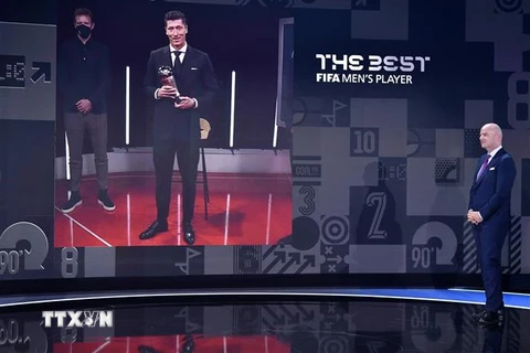 Tiền đạo Lewandowski (ảnh màn hình) giành danh hiệu "Cầu thủ xuất sắc nhất năm" của FIFA tại lễ trao giải ở Zurich,Thụy Sĩ sáng 18/1/2022. (Ảnh: AFP/TTXVN) 