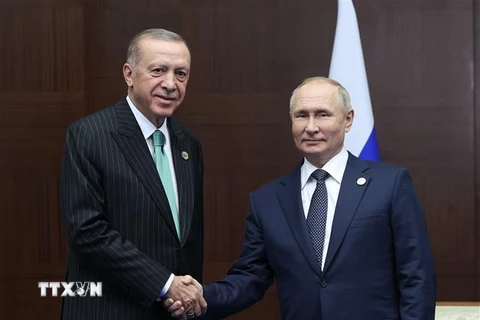 Tổng thống Thổ Nhĩ Kỳ Recep Tayyip Erdogan (trái) và Tổng thống Nga Vladimir Putin tại cuộc gặp ở Astana, Kazakhstan ngày 13/10/2022. (Ảnh: AFP/TTXVN) 