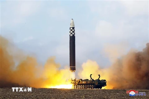Vụ phóng thử tên lửa đạn đạo liên lục địa Hwasong-17 kiểu mới của Triều Tiên tại sân bay quốc tế Bình Nhưỡng, ngày 18/11/2022. (Ảnh: Yonhap/TTXVN)