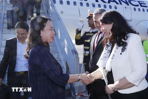 Bộ trưởng Văn hóa Tunisia Hayet Ketat đón Phó Chủ tịch nước Võ Thị Ánh Xuân tại sân bay quốc tế Djerba. (Ảnh: Lâm Khánh/TTXVN) 