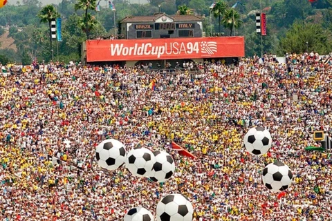 Người hâm mộ bóng đá bên trong sân vận động Rose Bowl trước trận chung kết Word Cup giữa Brazil và Italy, ở Pasadena, California, Hoa Kỳ, ngày 17/7/1994. (Nguồn: AP)