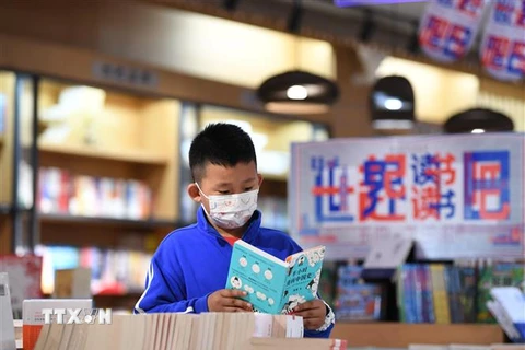 Trẻ em đọc sách tại một cửa hàng sách ở Hà Bắc, Trung Quốc, ngày 23/4/2022. (Ảnh: THX/TTXVN) 