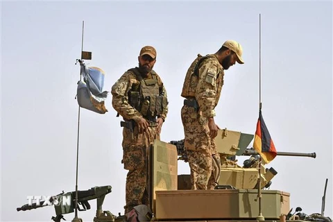 Binh sỹ Đức thuộc phái bộ MINUSMA tuần tra trên tuyến đường từ Gao tới Gossi, Mali. (Ảnh: AFP/TTXVN) 