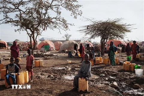 Người dân chờ lấy nước sinh hoạt tại trại tị nạn ở Baidoa, Somalia, ngày 13/2/2022. (Ảnh: AFP/TTXVN) 