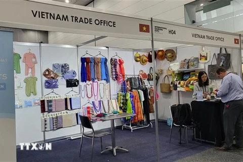 Nhà nhập khẩu tìm hiểu thông tin ngành hàng dệt may của Việt Nam. (Ảnh: Diệu Linh/TTXVN) 