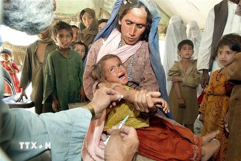 Tiêm vaccine phòng sởi cho trẻ em tại Kabul, Afghanistan. (Ảnh: AFP/TTXVN)