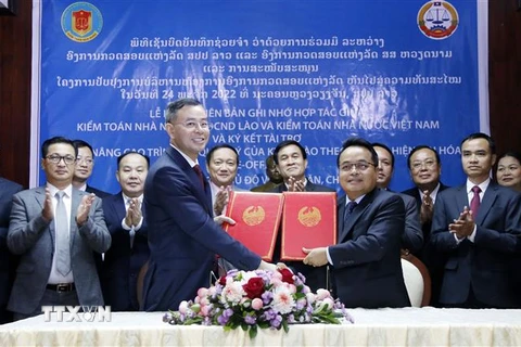 Tổng Kiểm toán Nhà nước Việt Nam và Tổng Kiểm toán Nhà nước Lào ký Thỏa thuận hợp tác. (Ảnh: Phạm Kiên/TTXVN) 