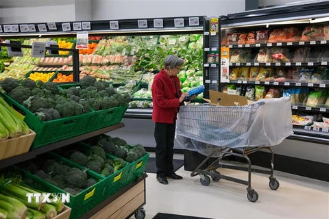 Khách hàng mua sắm tại một siêu thị ở Auckland, New Zealand, ngày 5/10/2022. (Ảnh: THX/TTXVN)