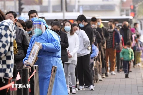 Người dân xếp hàng chờ xét nghiệm COVID-19 tại Bắc Kinh, Trung Quốc ngày 10/11/2022. (Ảnh: Kyodo/TTXVN) 