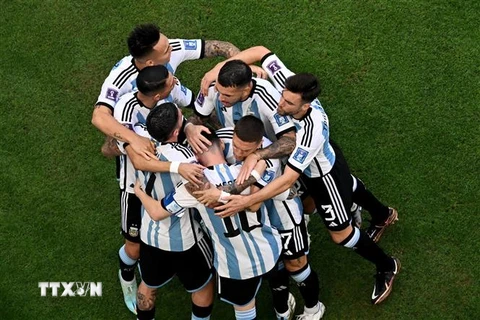 Các cầu thủ Argentina vui mừng sau một bàn thắng. (Ảnh: AFP/TTXVN)