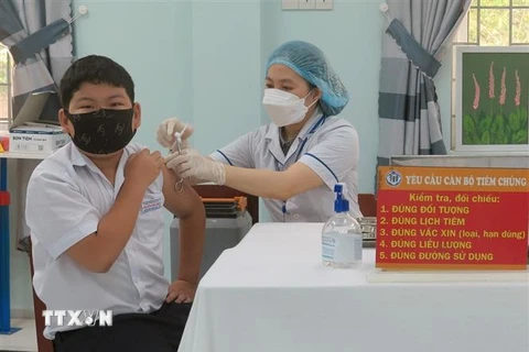 Nhân viên Y tế thành phố Tuy Hòa tiêm vaccine phòng COVID-19 cho trẻ em. (Ảnh: Xuân Triệu/TTXVN) 