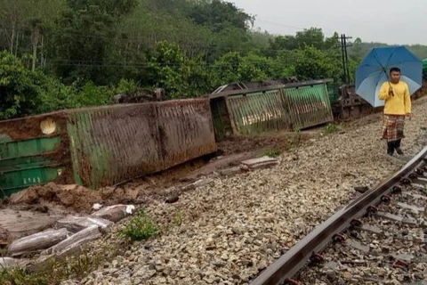 Đoàn tàu chở hàng bị trật bánh sau một tiếng nổ lớn. (Nguồn: Bangkokpost) 