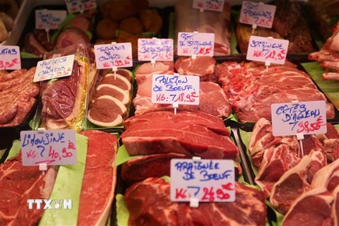 Thịt được bày bán tại một chợ ở Brussels, Bỉ ngày 4/11/2022. (Ảnh: THX/TTXVN)