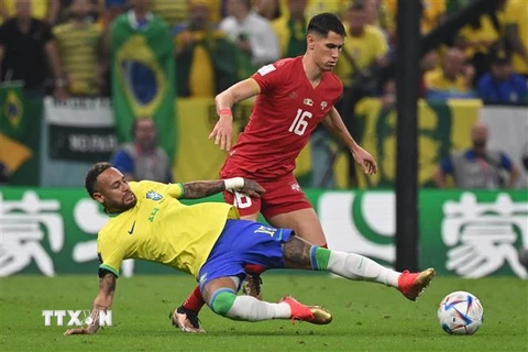 Tiền đạo Brazil Neymar (trái) nỗ lực kiểm soát bóng trước tiền vệ Serbia Sasa Lukic. (Ảnh: AFP/TTXVN)