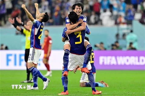 Niềm vui chiến thắng của các cầu thủ Nhật Bản khi vượt qua Tây Ban Nha để đi tiếp vào vòng 1/8. (Ảnh: AFP/TTXVN) 