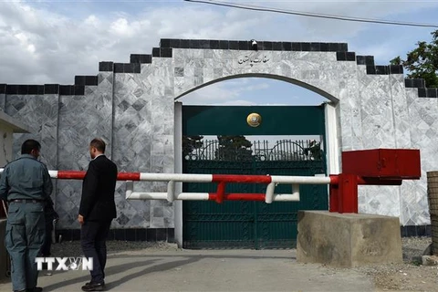Lực lượng an ninh Afghanistan gác bên ngoài Đại sứ quán Pakistan ở Kabul. (Ảnh: AFP/TTXVN)