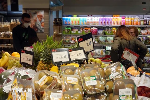 Người dân mua sắm tại một siêu thị ở Rome, Italy ngày 29/10/2022. (Ảnh: THX/TTXVN) 