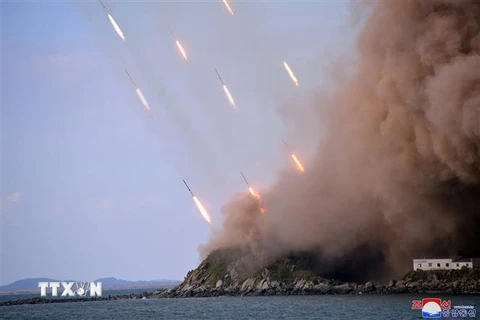 Cuộc tập trận tấn công hỏa lực của pháo binh tầm xa Quân đội Nhân dân Triều Tiên tại một địa điểm không xác định. (Ảnh: AFP/TTXVN)