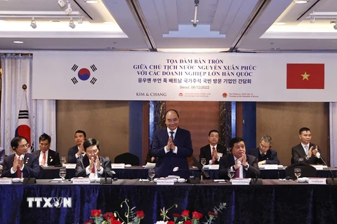 Chủ tịch nước Nguyễn Xuân Phúc dự Tọa đàm với các doanh nghiệp lớn Hàn Quốc. (Ảnh: Thống Nhất/TTXVN)