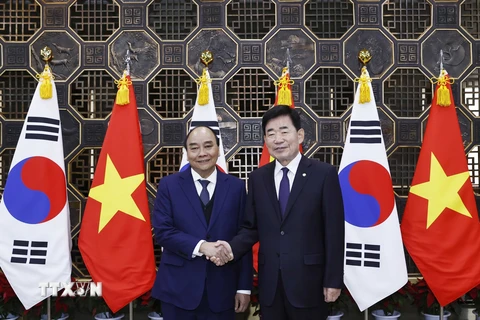 Chủ tịch nước Nguyễn Xuân Phúc hội kiến Chủ tịch Quốc hội Hàn Quốc Kim Jin-pyo. (Ảnh: Thống Nhất/TTXVN) 
