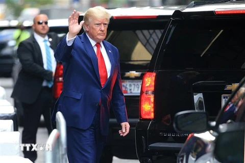 Cựu Tổng thống Mỹ Donald Trump rời khỏi Toà tháp Trump ở New York City, ngày 10/8/2022. (Ảnh: AFP/TTXVN) 
