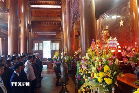 Các trưởng bản tiêu biểu hai nước Việt-Lào thành kính tưởng niệm trước anh linh Chủ tịch Hồ Chí Minh. (Ảnh: Tá Chuyên/TTXVN) 