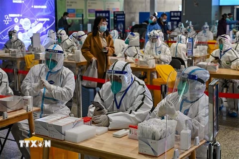 Một điểm xét nghiệm COVID-19 tại nhà ga ở Thượng Hải, Trung Quốc, ngày 6/12/2022. (Ảnh: AFP/TTXVN) 