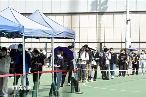 Người dân xếp hàng chờ xét nghiệm COVID-19 tại Hong Kong, Trung Quốc, ngày 11/2/2022. (Ảnh: THX/TTXVN)