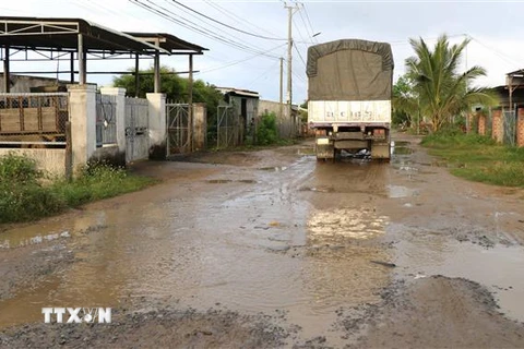Đường làng Chiêu Liêu, xã An Trung, Kông Chro, Gia Lai bị hư hỏng nghiêm trọng gây mất an toàn giao thông. (Ảnh: Hồng Điệp/TTXVN)