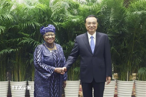 Thủ tướng Trung Quốc Lý Khắc Cường (phải) và Tổng giám đốc WTO Ngozi Okonjo-Iweala tại cuộc gặp ở tỉnh An Huy, Trung Quốc, ngày 8/12/2022. (Ảnh: THX/TTXVN)