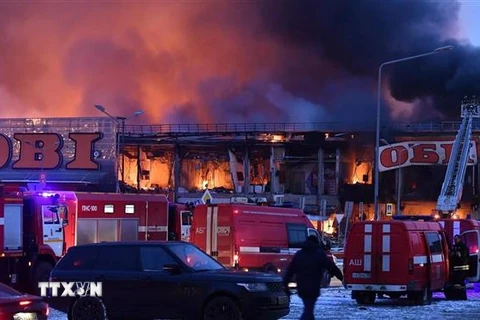 Hiện trường vụ cháy tại trung tâm thương mại ở phía Tây Bắc Moskva, Nga ngày 9/12/2022. (Ảnh: SPUTNIK/TTXVN) 