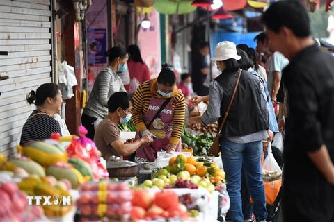 Người dân mua sắm tại một chợ ở Nam Ninh thuộc Khu tự trị dân tộc Choang Quảng Tây, Trung Quốc ngày 9/11/2022. (Ảnh: THX/TTXVN) 