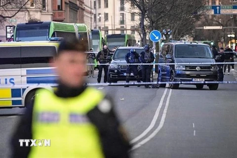 Cảnh sát Thụy Điển phong tỏa hiện trường một vụ tấn công tại Vasteras. (Ảnh: AFP/TTXVN)