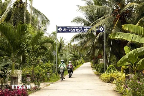 Đường giao thông nông thôn tại xã Châu Bình, huyện Giồng Trôm, tỉnh Bến Tre. (Ảnh: Hồng Đạt/TTXVN) 