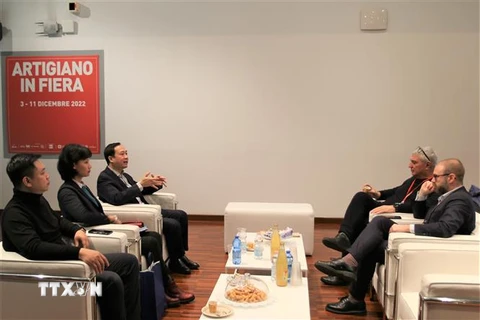 Đại sứ Dương Hải Hưng gặp và làm việc với ông Antonio Intiglietta, Chủ tịch kiêm giám đốc điều hành công ty Gestione Fiere. (Ảnh: Trường Dụy/TTXVN)